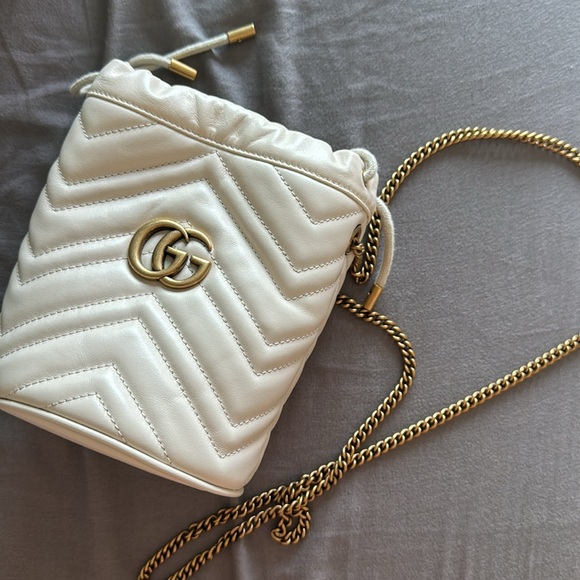 Gucci Handbags - [BRAND NEW] never used : GUCCI bucket purse/bag. All white w/ tan leather suede